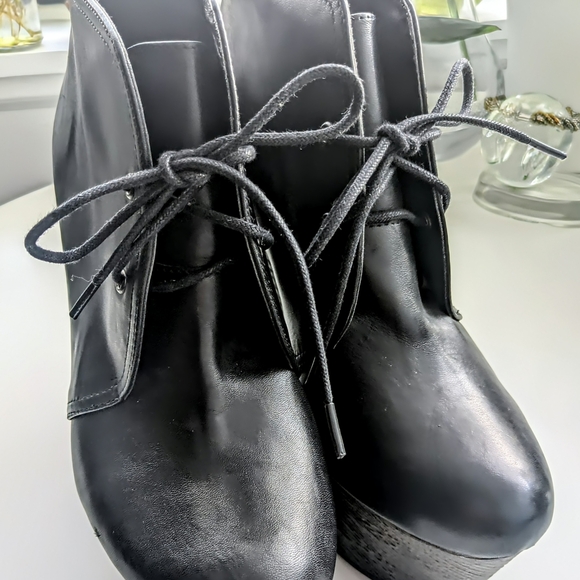 Steve Madden Sleek Black Lace-Up Booties - Picture 2 of 6